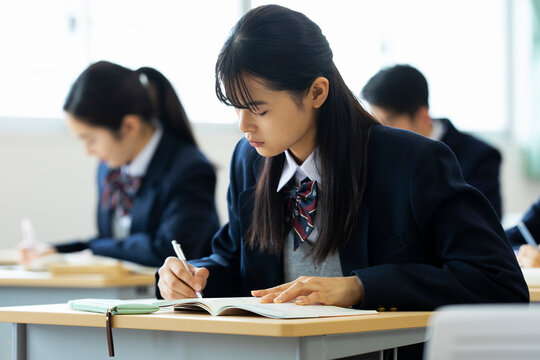 授業を受ける女子高校生
