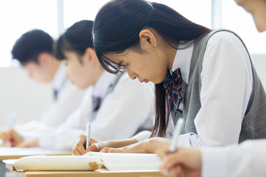 授業を受ける女子高校生