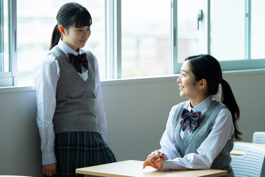 友達と話す女子高生