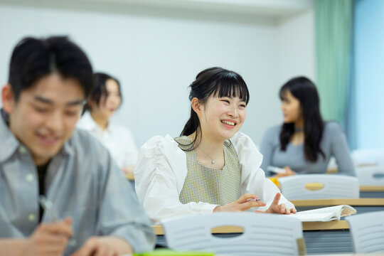 講義を受ける女子学生