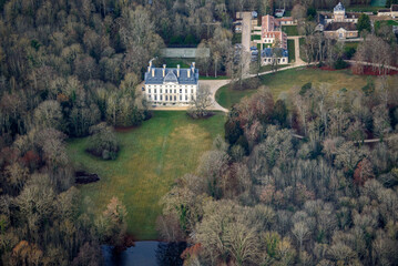 Fototapeta na wymiar vue aérienne du château de Berchères dans les Yvelines en France