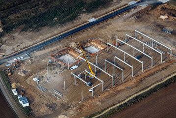 vue aérienne d'une usine en construction à Mézières-en-Drouais dans l'Eure-et-Loir en France