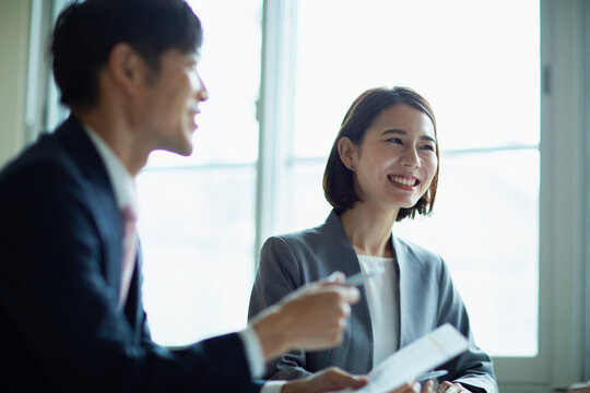 会議室で打合せをする男女