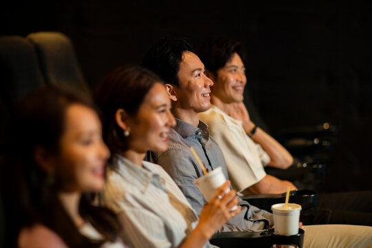 映画を観る観客