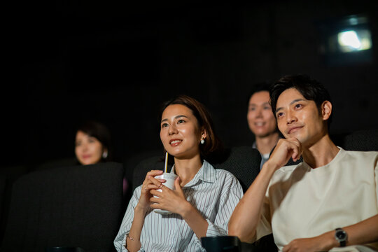 映画を観るカップル