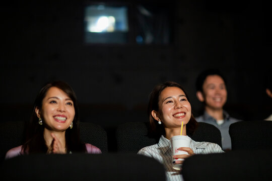 映画を観る女性