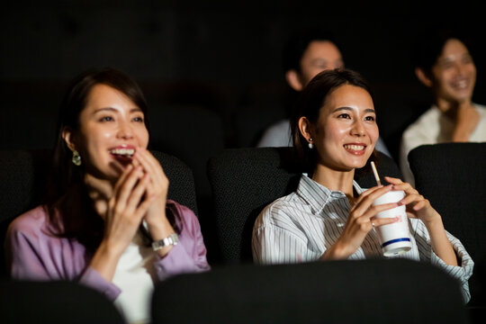 映画を観る女性