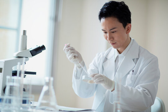 研究をする男性研究員