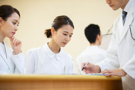 打ち合わせをする医師たち