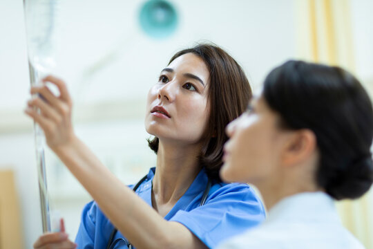 点滴の確認を行う2人の女医