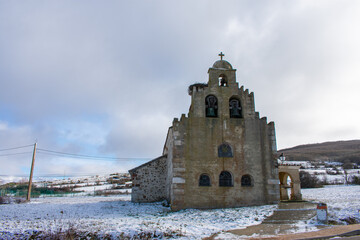 Fototapeta na wymiar Romanesque church of the village of Vañes in Palencia (Spain)