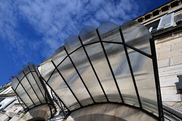 Marquise en verre en gros plan sur fond de ciel nuageux