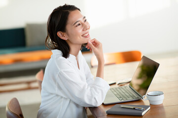 パソコンを使用する女性