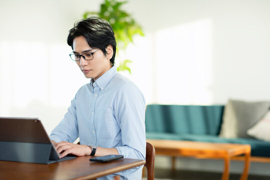 パソコンを使用する男性