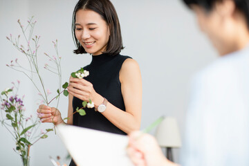 自宅で趣味を楽しむ男女