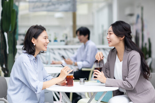 カフェで談笑をする女性2人