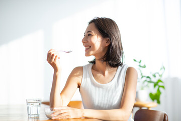 朝食を食べる女性