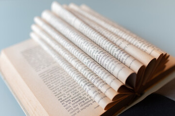geöffnetes Buch mit kunstvoll gefalteten Seiten horizontal