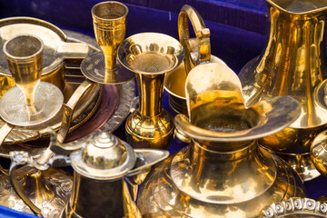 Fototapeta na wymiar Assorted brass and copperware in a shop