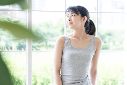窓辺に立つ女性