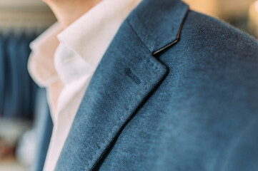 moderner Mann mit guter Kleidung vom Maßschneider in blau 