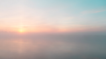 Sonnenaufgang am Meer mit wunderschönen pastell färben und blauen Himmel
