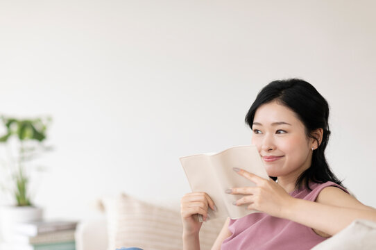 読書する女性