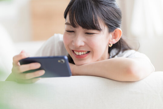 スマホを見る女性