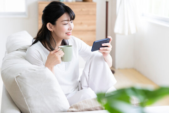スマホを見る女性