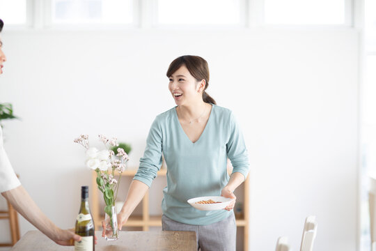花瓶を運ぶ女性