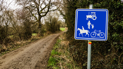 Panneau de chemin r&eacute;serv&eacute; aux v&eacute;hicules agricoles et usagers faibles