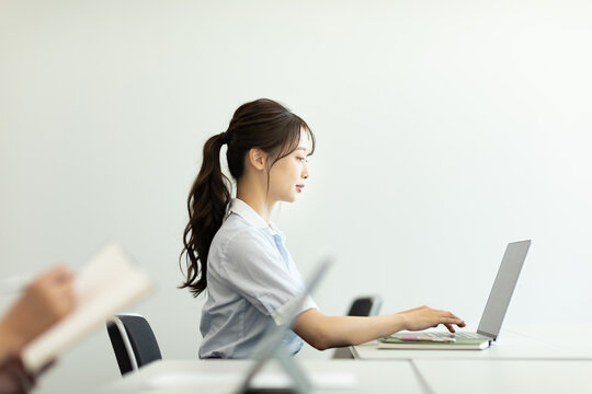 オフィスで仕事をする女性
