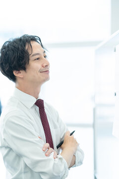 ホワイトボードを使って仕事するビジネスパーソン