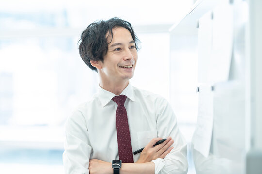 ホワイトボードを使って仕事するビジネスパーソン