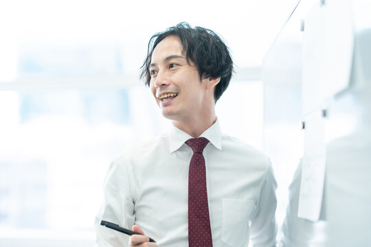 ホワイトボードを使って仕事するビジネスパーソン