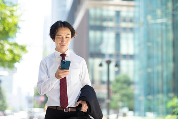 スマートフォンを操作するビジネスマン