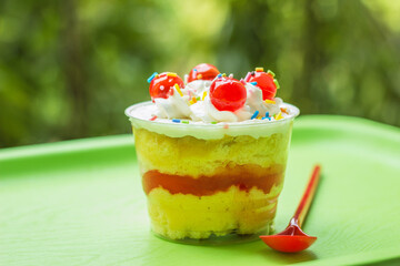 Strawberry cupcakes taste of a cup of food placed in the tray.