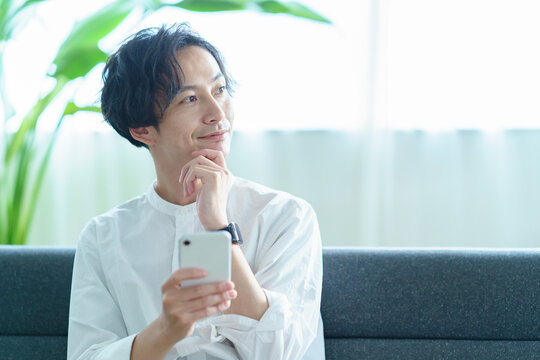スマートフォンを操作する男性