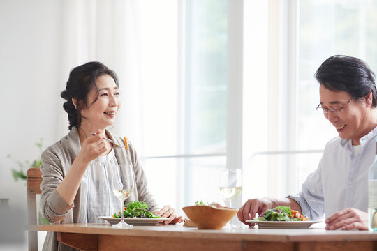 昼食をとる夫婦