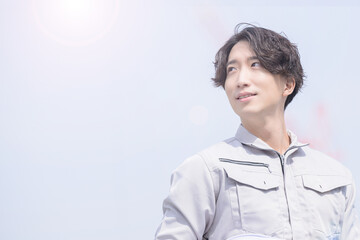 作業着姿で空を見る男性　アップ