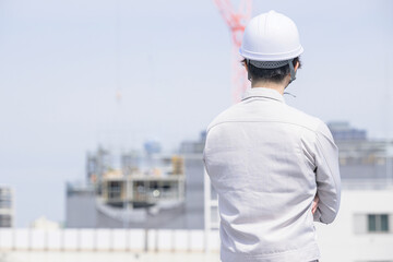 作業着姿の男性の後ろ姿