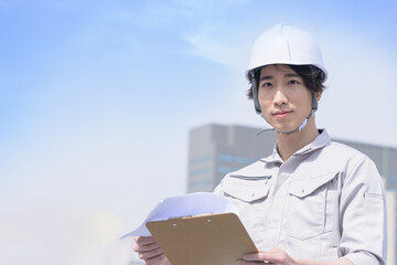 使いやすい作業着姿でカメラ目線の男性