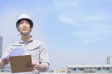 Man in easy-to-use work clothes looking at the sky Aori