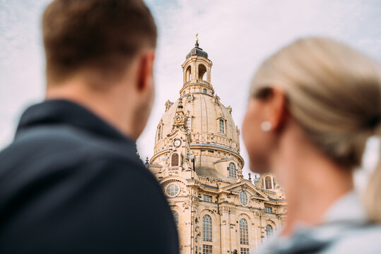 Junges Paar blickt ehrfürchtig auf die Frauenkirche in Dresden Deutschland horizontal