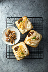 Pies with pear, figs and cream