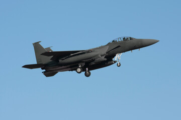 Fototapeta na wymiar Avión de combate aterrizando F-15