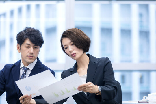 書類を確認する男女