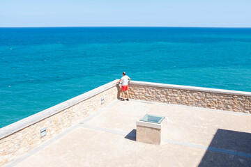Hombre contemplando el mar desde la terraza del castillo de Peñíscola, Castellón (España)