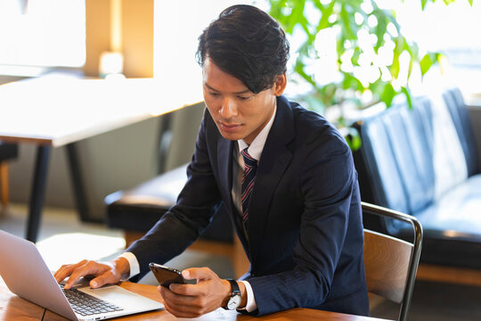 スマートフォンを確認するビジネスマン