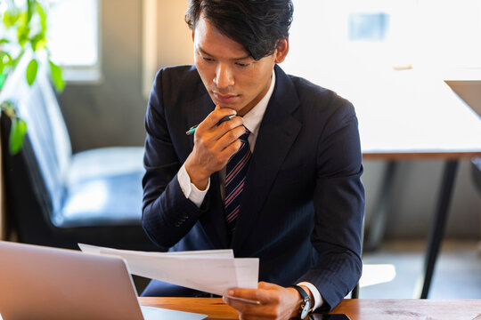 資料を確認するビジネスマン